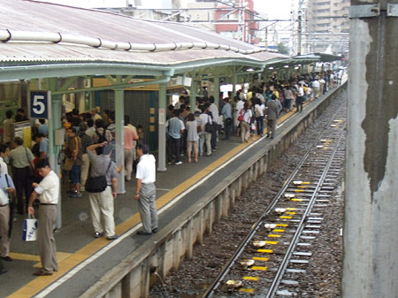 各務原線ホーム大混雑1