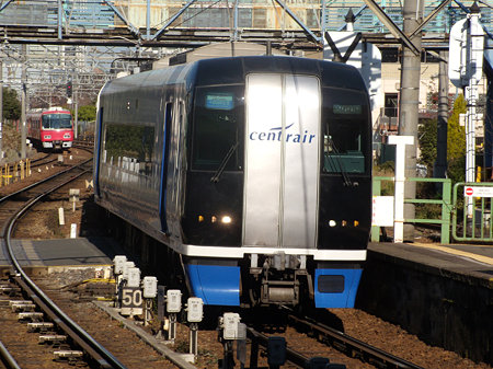 神宮前駅に入線するミュースカイ