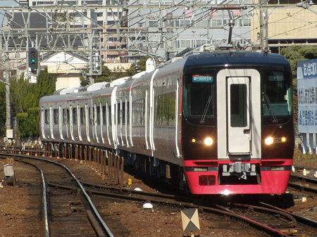 神宮前駅に入線する1700系