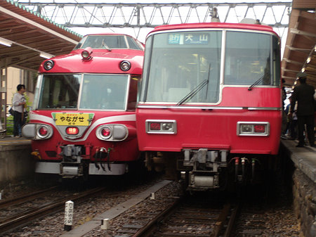 7011Fと5300系並び