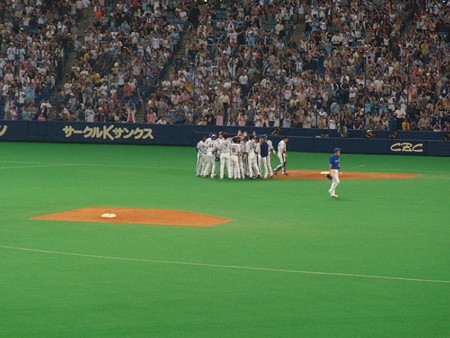 選手に迎えられる和田