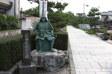 瑞龍寺(富山県高岡　国宝)の参道　前田利長之像