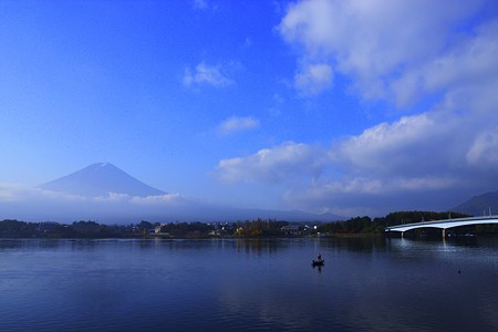 河口湖と富士山　広角で(2)