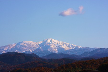 新雪の白山　　飛行機雲が！？