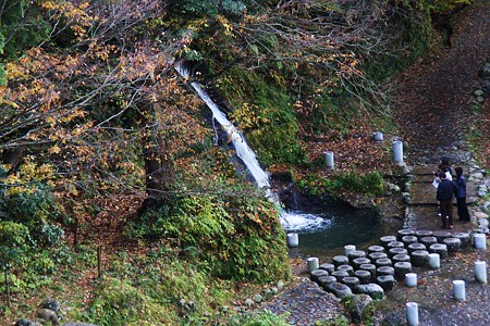 山中温泉　鶴仙渓　畔の滝