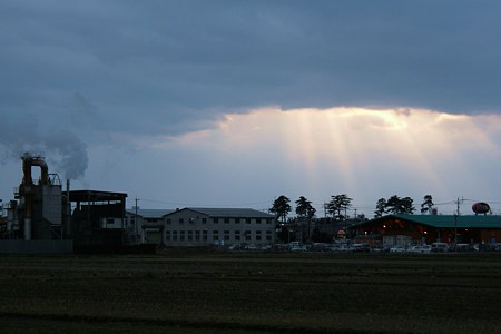 空から光芒が！