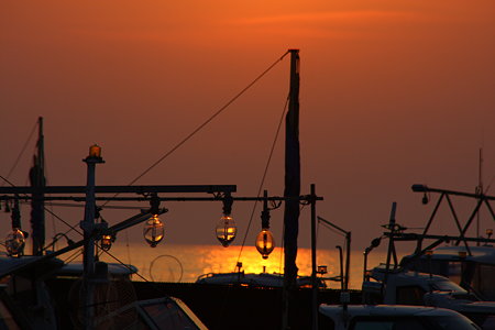 漁港の夕暮れ　　イカ釣り漁船