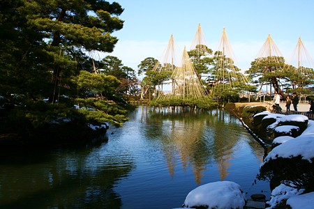 兼六園　霞が池と唐崎の松　　雪