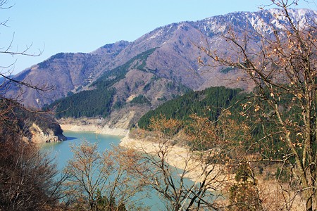 手取りダム　恐竜館から