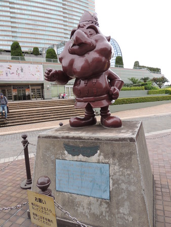ホーク1世の像。