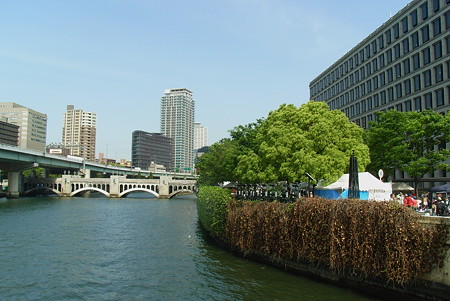 奥の橋は 水晶橋（人道橋）