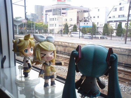 彦根駅に停車。 リン:「ご存知、ひこにゃんのふるさとね♪」