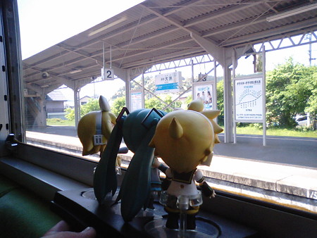 伊予大洲駅に停車、交換待ち8分。内子線経由が再び合流してきます。