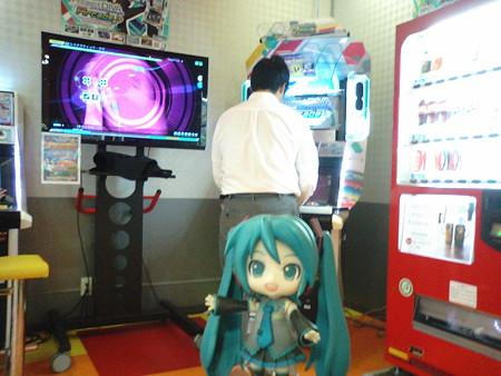 ミク:「これから明朝4時の閉店時間まで、約12時間、 #DIVAAC 漬けで...