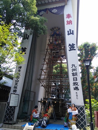13_櫛田神社の飾り付け中の飾り山140624