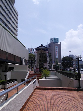 19_渡辺通りのまだ建設中の飾り山140624