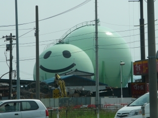 何??