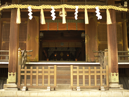 階段下の建物