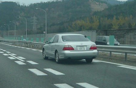 覆面現れる