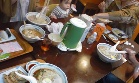 ひとりだけおしぼりしゃぶり♪