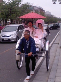 新婚道中(5月6日、若宮大路)