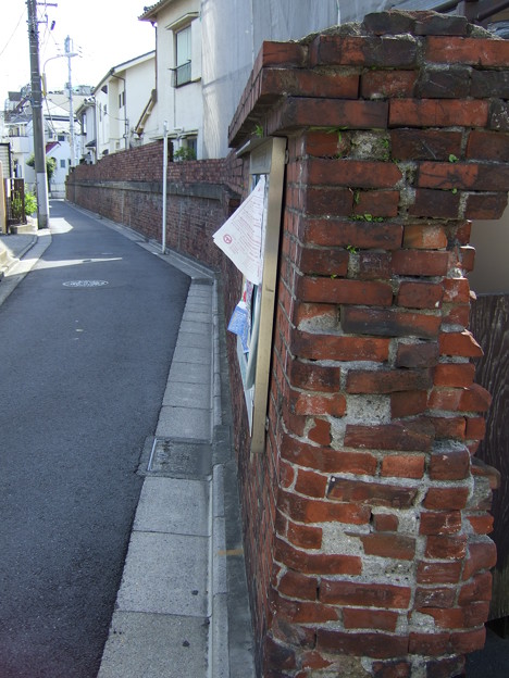 あらかわ遊園近くの煉瓦塀(2007/4)