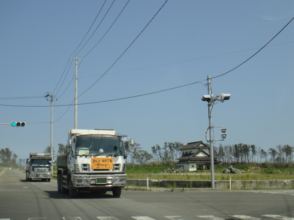 国土交通省の旗印を掲げた復興工事の車両