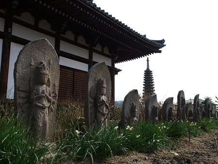 石仏と十三重石宝塔