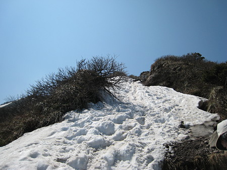 積雪の登山道