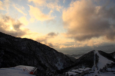 ４　夕暮れ時の雪山