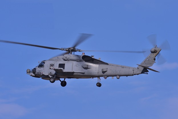 昼下がりの厚木基地 アメリカ海軍海洋ヘリ SABERHAWKS NF703・・20140321